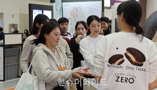 롯데웰푸드 부스에 몰려든 관람객들/ 사진: 강진일 기자