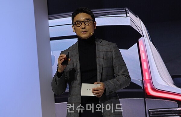 볼보자동차코리아 이윤모 대표가 EX30을 소개하고 있다./ 사진: 전휴성 기자