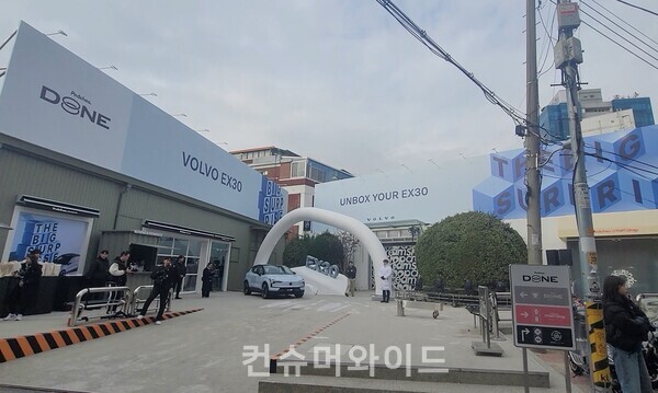 서울 성수동 ‘피치스 도원’  볼보 EX30 팝업스토어 전경/ 사진: 강진일 기자