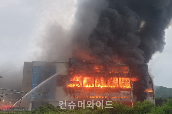 최근 들어 쇼핑몰 등 복합쇼핑시설에서 화재 사고가 지속적으로 발생하고 있지만 복합쇼밍시설의 안전불감증은 여젼했다. /위 사진은 해당 기사와 직잔접적으로 관계가 없음/ 사진: 쿠팡 덕평물류센터 화재 모습/ 컨슈머와이드 DB