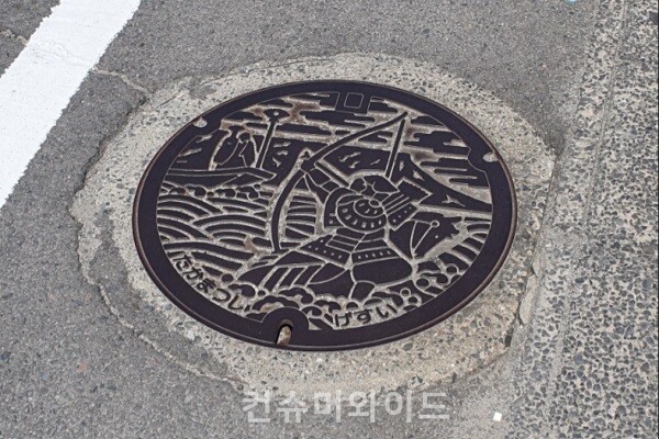   겐페이 합전의 한 장면을 새긴 타카마츠시의 맨홀(사진 제공 : 인세호)