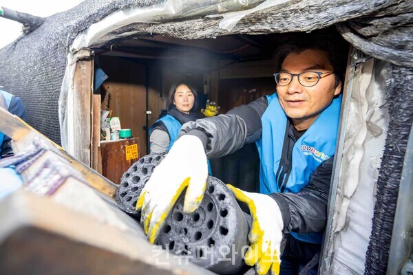 Businesses are sharing the warmth with citizens who are vulnerable to energy poverty by giving out briquettes./ Photo: Coupang