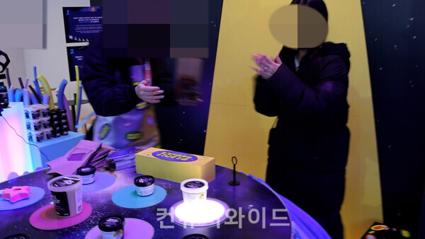 러쉬 팝업에서 준비한 기부에 참여한 방문객이 램던으로 증정하는 화장품을 받고 좋아하고 있다./ 사진: 전휴성 기자