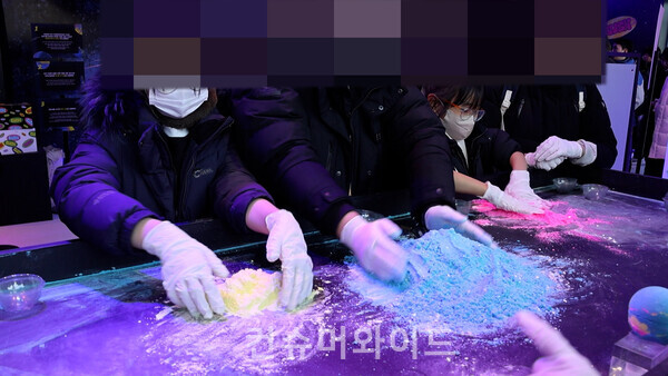 23일 러쉬팝업스토에서 4인 가족이 배쓰 밤 만들기 체험을 하고 있다./ 사진: 전휴성 기자