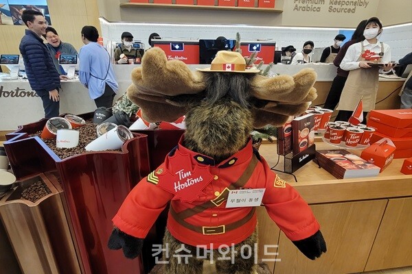 On the 12th, Tim Hortons, a coffee brand from Canada, held a pre-opening media session at their first Korean store located in the Sinnonhyeon Station branch. / photo: Tim Hortons Sinnonhyeon Station branch./ Jinil Kang  Reporter