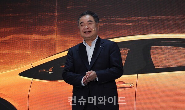 Konyama Manabu, the CEO of Toyota Korea, is explaining the 2023 Toyota Prius (5th generation). / photo: HueSoung Jun Reporter