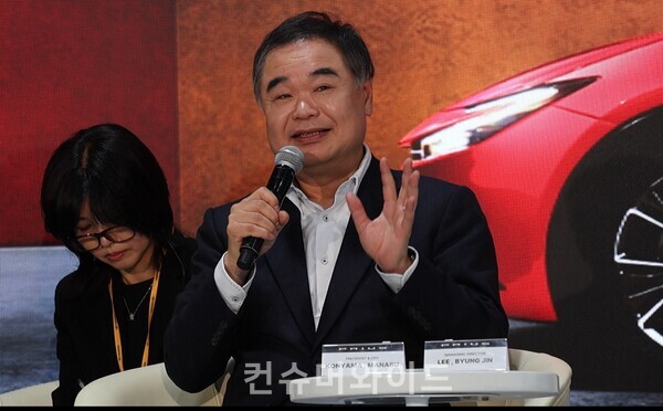 Konyama Manabu, the CEO, is speaking during the press meeting. /photo: HueSoung Jun Reporter