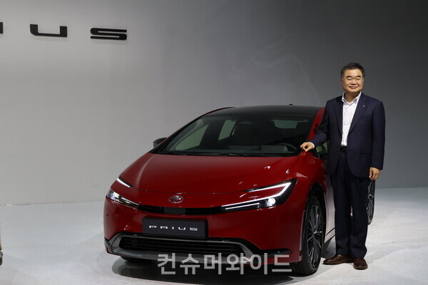 Konyama Manabu, the CEO, is making a pause in front of the Prius HEV model. / photo: HueSoung Jun Reporter