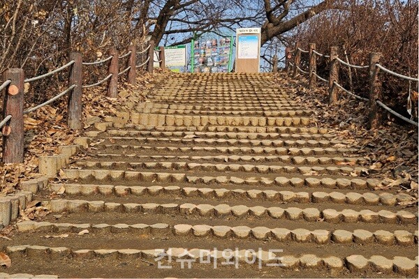 입구의 촘촘한 계단 길  (사진 제공 : 문성민)