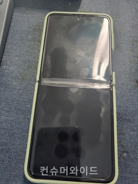 삼성전자의 고질병 중 하나인 폴더블폰의 액정보호필름에서 해방되다./ 사진: 컨슈머와이드 DB