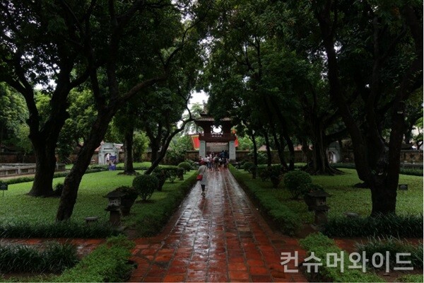 하노이 문묘로 들어가는 길  (사진 제공 : 문성민)