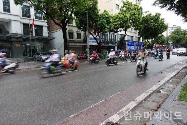 하노이 올드타운의 오토바이들. 이건 많지 않은 수준이다  (사진 제공 : 문성민)