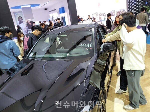 The sales record of hybrid cars exceeded that of diesel cars last year on an accumulated basis. (Despite the fact that CO2 is produced during the production process, electric cars are seen as environmentally friendly.) / Photo: 2023 Seoul Mobility Show/Consumerwide DB