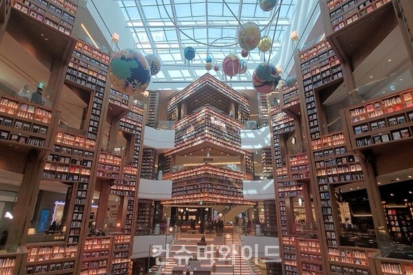 스타필드 수원의 별마당 도서관 전경 (사진:강진일 기자)