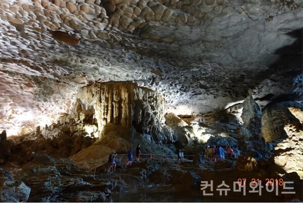 거대한 승솟동굴. 오묘하고 아름다운 모습에 눈을 뗄 수 없었다.   (사진 제공 : 문성민)