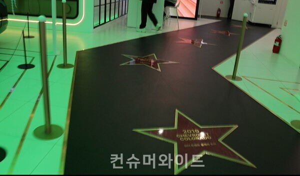 The Hollywood Walk of Fame is placed as soon as you enter the House of GM exhibition hall./  Photo: Huesoung Jun