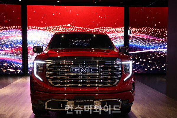 Cadillac Escalade Sports Trim model, which was exhibited on the second floor./  Photo: Huesoung Jun
