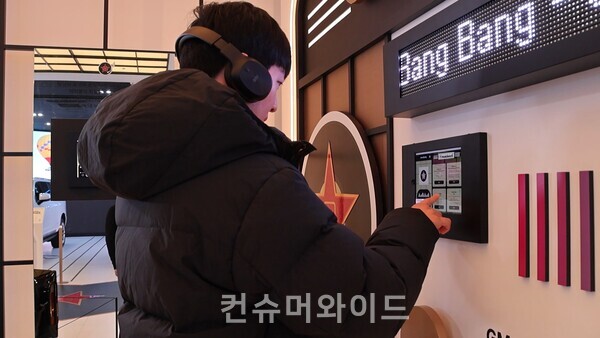 A visitor is choosing music at the GM Music Board experimental zone./  Photo: Huesoung Jun