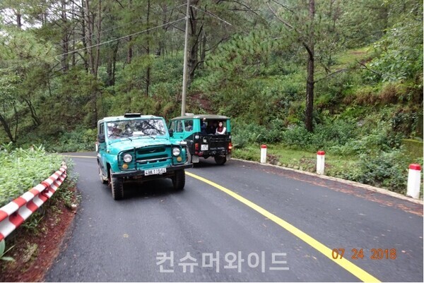 랑비앙 산에 올라가는 지프차   (사진 제공 : 문성민)