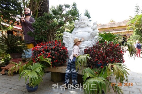 죽림사원의  행복을 가져다준다는 ‘행복한 부처상’   (사진 제공 : 문성민)