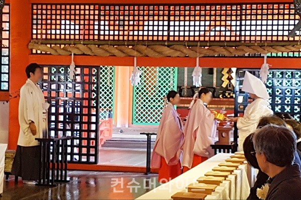 미야지마의 이츠쿠신사에서 열린 신전결혼식  (사진 제공 : 인세호)