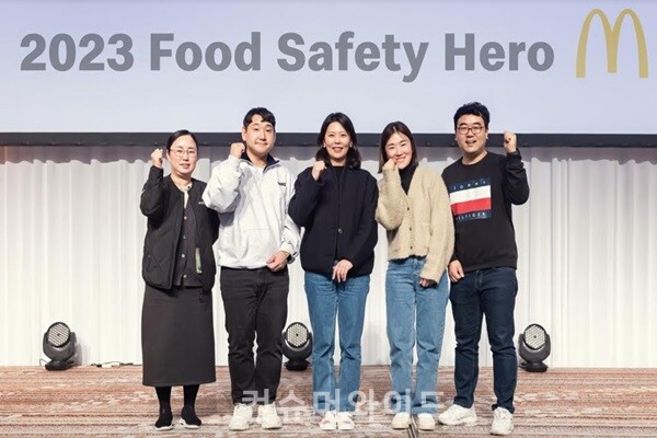 한국맥도날드의 ‘2023 푸드 세이프티 히어로 시상식(Food Safety Hero Award)’에서 (사진 왼쪽부터 )나금임 점장, 진유식 점장, 김기원 한국맥도날드 대표, 김경숙 점장, 김린 점장. (사진:맥도날드)