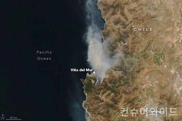 극심한 여름 열기가 계속되던 어느 날 파괴적인 대형화재가 칠레의 중앙 지역에 위치한 발파라이소를 중심으로 일었다. 해당 사진은 발파라이소 지역에 속해있는 비나 델 마르 도시 화재 현장으로 나사가 촬영했다. /사진 출처 NASA 홈페이지/Fires Rage in Central Chile