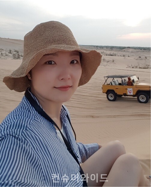 화이트 샌듄을 달리는 지프차와 함께     (사진 제공 : 문성민)