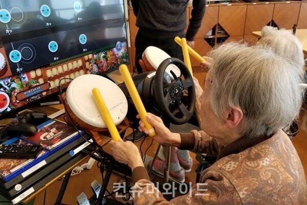  리듬 게임 『태고의 달인 모두 함께 쿵딱쿵!』을 즐기는 모습   (사진 제공 : 인세호 / 출처 : 일본 액티비티 협회 보도자료)