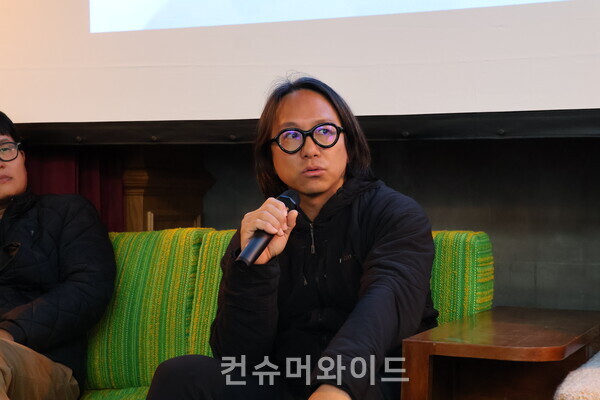 Song Hojun, the artist, is speaking during the ceremony of the team Random on February 28. (Rolex China Sea Race)ⓒ Consumerwide Huesoung Jun
