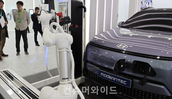 Modern Boy, a robot charger from Moderntec, demonstrated ⓒ Consumerwide Husoung Jun.