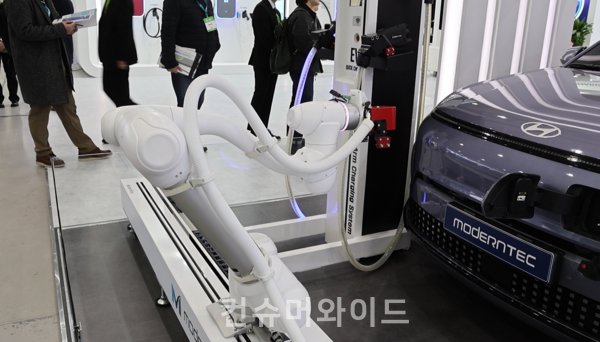 Modern Boy, a robot charger from Moderntec, demonstrated ⓒ Consumerwide Husoung Jun.