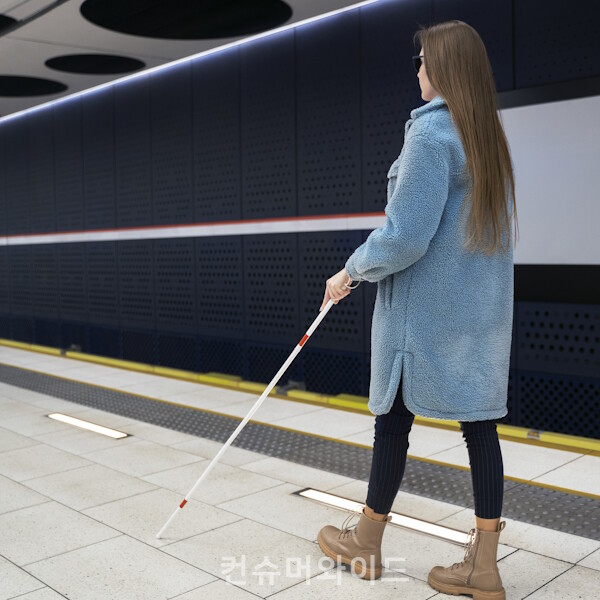 사진: Freepik-full-shot-blind-woman-with-walking-cane