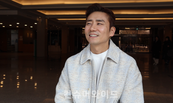 Comedian, writer, and speaker Lee Jeongsoo ⓒ Consumerwide Husoung Jun