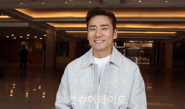 Comedian, writer, and speaker Lee Jeongsoo ⓒ Consumerwide Husoung Jun