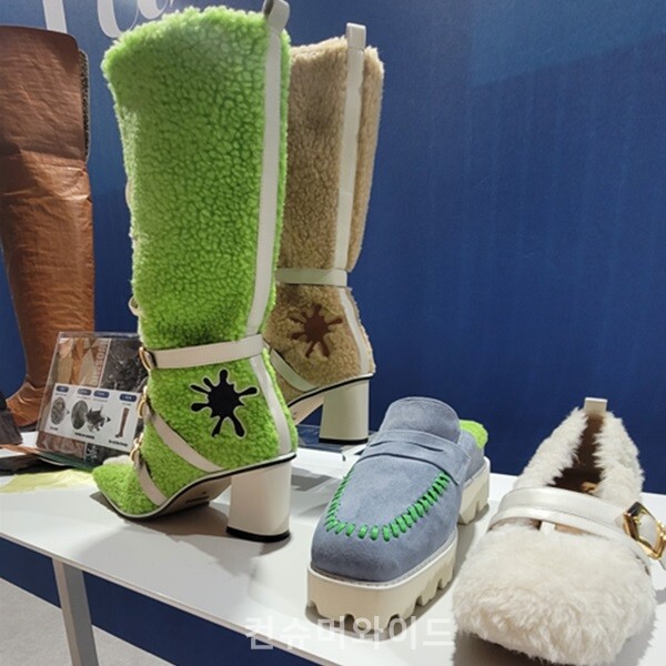 The shoes of Nuosmiq were exhibited at the 2024 F/W Fashion Kode event hall. ⓒ Consumerwide Jinil Kang