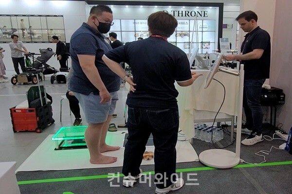 발모양을 측정하고 있는 모습 ⓒ 컨슈머와이드 강진일 기자 