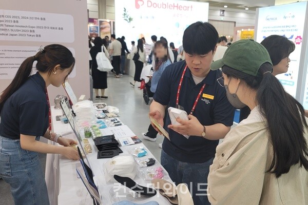 임산부에게 제품을 설명하고 있는 휴먼퍼포먼스랩 직원 ⓒ 컨슈머와이드 강진일 기자 