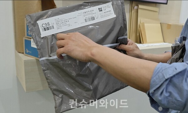 CJ대한통운 김찬우 팀장이 어페롤 파우치 자동 포장기에 대해  설명하고 있다.  ⓒ컨슈머와이드 전휴성 기자