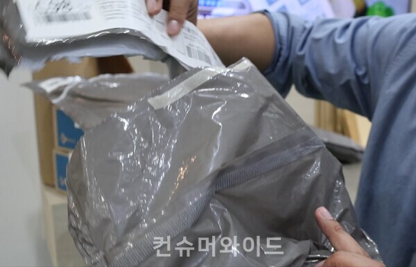 CJ대한통운 김찬우 팀장이 어페롤 파우치 자동 포장기에 대해  설명하고 있다. ⓒ컨슈머와이드 전휴성 기자