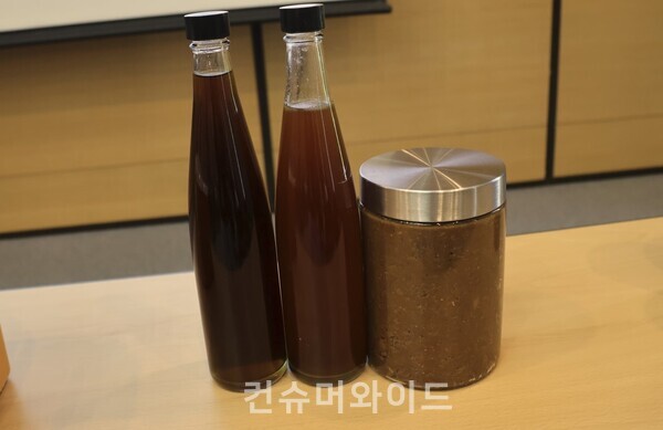 이계호 명예교수가 발효 표준화한 한국콩으로 만든 한국장 , 간장 ⓒ컨슈머와이드 전휴성 기자