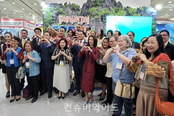 제39회서울국제관광전 내 필리핀 코론 부스 앞에서 필리핀 관광 관련자들이 모여 웃고 있는 모습  ⓒ 컨슈머와이드 강진일 기자 