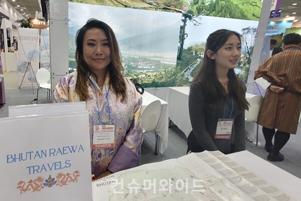 제39회 서울국제관광전 내 '부탄' 부스에서 관계자들이 부탄 여행에 관심을 보이는 가치소비자들을 만났다 사진 오른쪽이 HUTAN RAEWA TRAVELS의 DECHEN WANGMO PENJOR 디렉터 ⓒ컨슈머와이드 강진일 기자
