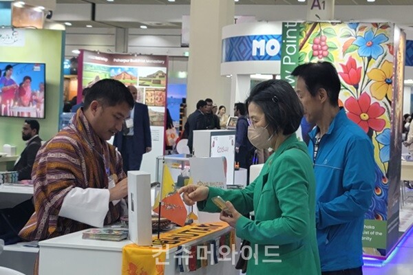  제39회서울국제관광전 내  '부탄' 부스에서 관계자가 부탄 여행에 관심을 보이는 가치소비자들의 질문에 답하고 있는 모습  ⓒ컨슈머와이드 강진일 기자