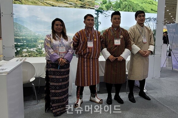 제39회 서울국제관광전 내 '부탄' 부스에서 만난 관계자들이 부탄 고유의상을 입고 한국의 여행가치소비자들을 만났다 ⓒ 컨슈머와이드 강진일 기자