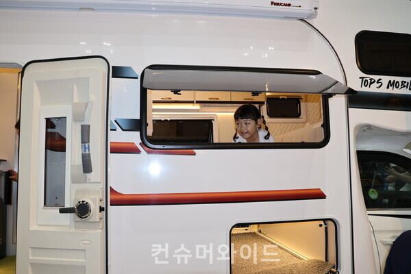 25일 ‘2024 고카프 킨텍스’에서 아이들이 캠핑카를 체험하고 있다.  ⓒ컨슈머와이드 전휴성 기자