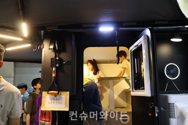 25일 ‘2024 고카프 킨텍스’에서 아이들이 캠핑카를 체험하고 있다.  ⓒ컨슈머와이드 전휴성 기자