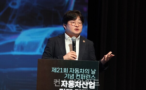 Jeong Gumin, the professor at Kukmin University, is presenting "a change in industrial ecology due to SDV expansion and future assignments. ⓒConsumerwide/ Husoung Jun