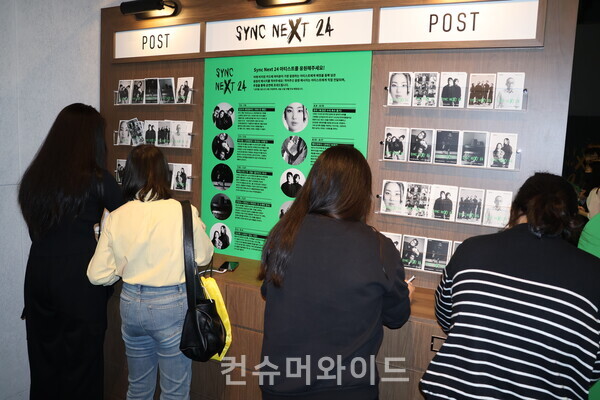 A visitor is writing a cheering card to his favourite artist at the Sync Next 24 popup store. ⓒConsumerwide Husoung Jun