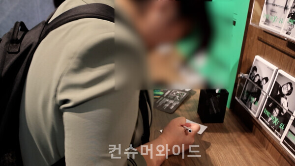 Visitors are writing a cheering card to his favourite artist at the Sync Next 24 popup store. ⓒConsumerwide/ Husoung Jun